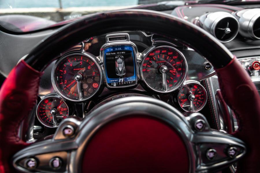 Панель приборов Pagani Huayra Red Carbon 2014 года  (фото 11 из 26)